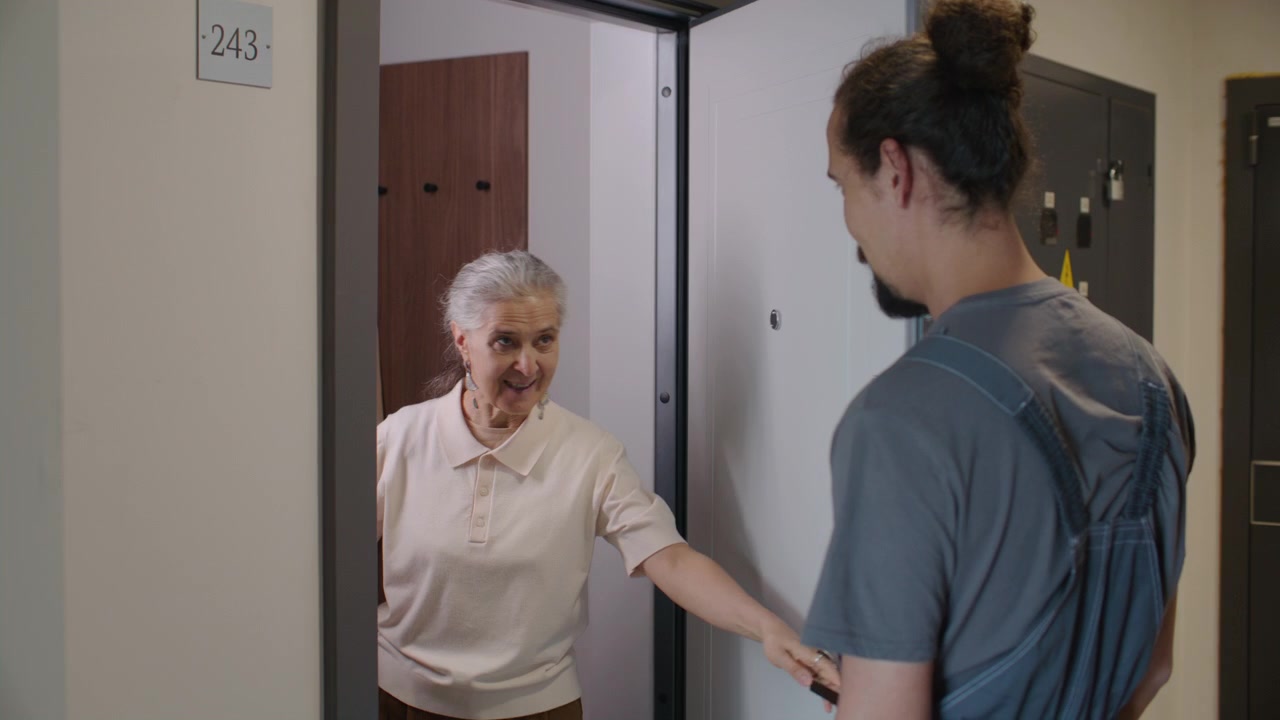 Faz-tudo profissional chegando na casa do cliente e entrando pela porta.