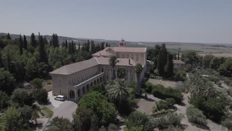 el monasterio de los traperos de latroon se encuentra en la cima de la colina y este es su único monasterio de monjes de silencio en israel, el estilo de vida del monasterio basado en la simplicidad - disparo de paralaje