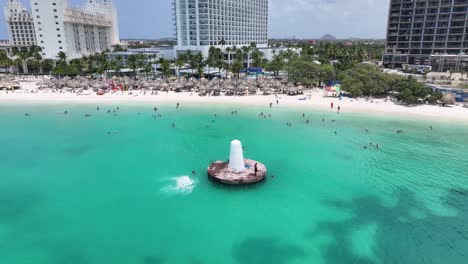 Palm-Beach-Leuchtturm-Am-Palm-Beach-In-Oranjestad,-Aruba