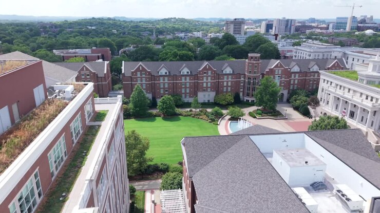 Vista aerea dall'alto del Jack C Massey Center e degli edifici del Randall and Sadie Baskin Center presso la Belmont University, Nashville