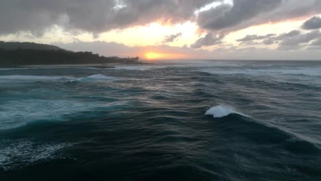 Una-Perspectiva-Aérea-Durante-La-Hora-Dorada-Captura-La-Espectacular-Vista-De-Grandes-Olas-Rompiendo-Contra-El-Fondo-Del-Océano-Al-Atardecer