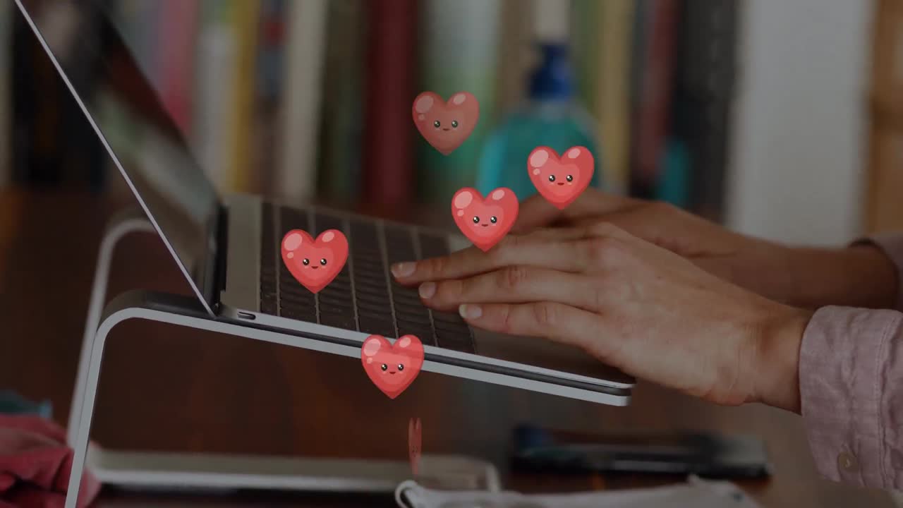 animación de corazones cayendo sobre persona que tiene video chat