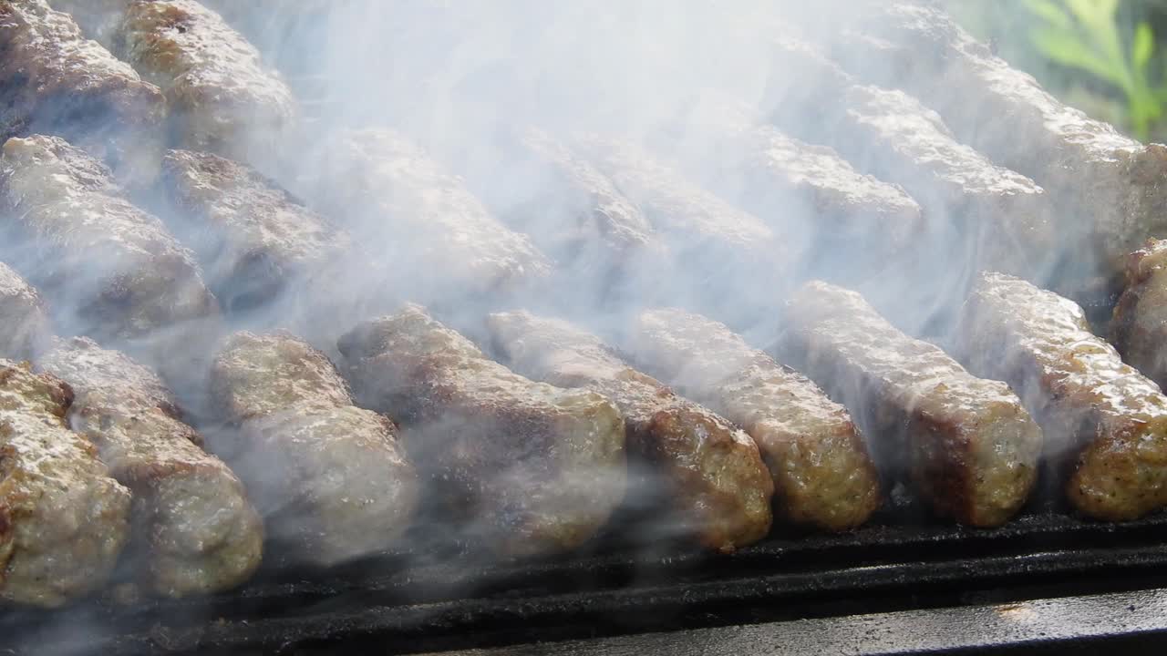 그릴에 있는 전통 음식 미트볼 "mici"