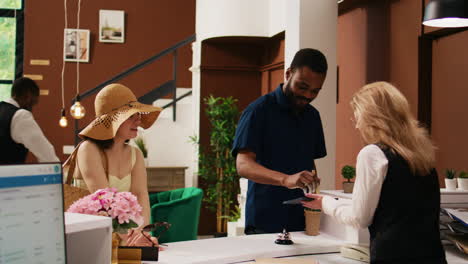 huéspedes del hotel registrándose en la recepción