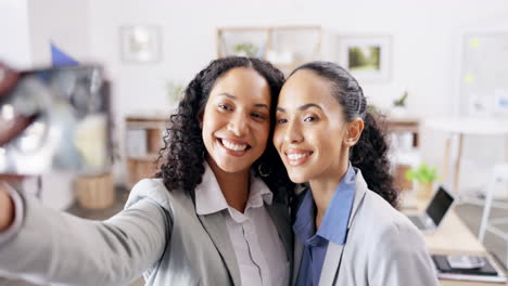 Büro,-Freunde-Oder-Frauen-Machen-Ein-Selfie-Für-Soziale-Zwecke