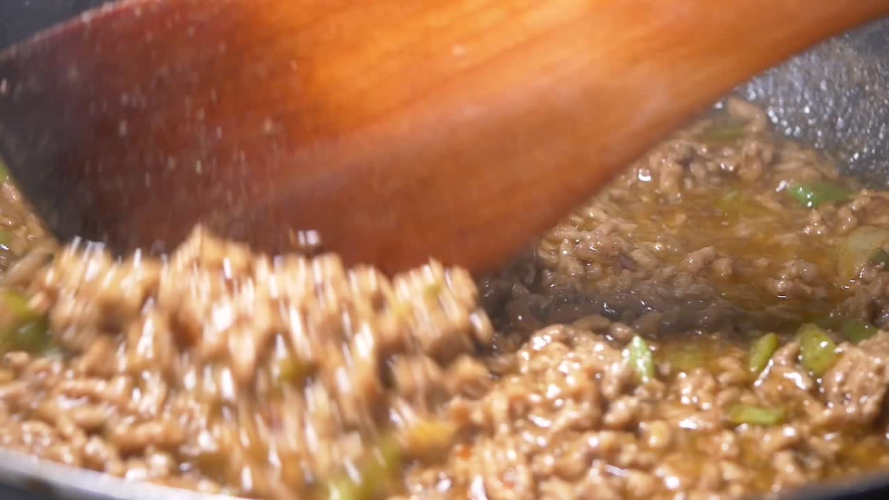 carne molida frita en agitación