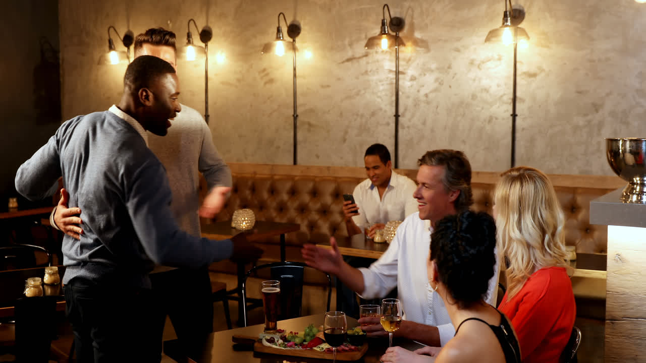 grupo de amigos saludándose unos a otros 4k 4k