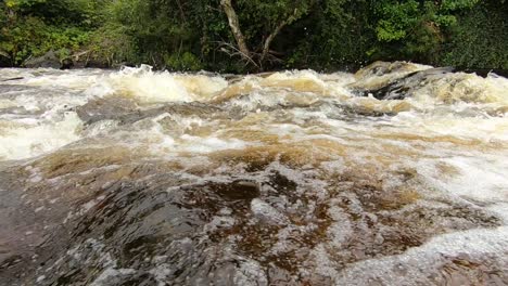 video satisfactorio de la fuerza del río rápido en cámara lenta wicklow irlanda