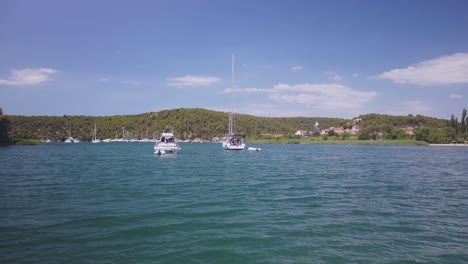 pan a través de la tranquila bahía de skradin, croacia, acceso al parque nacional krka