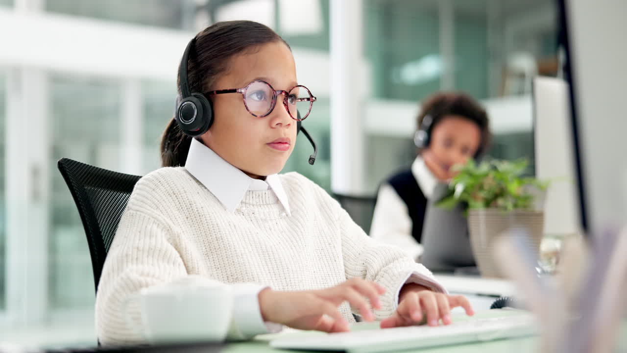 Jente med headset som jobber på datamaskin på kontor