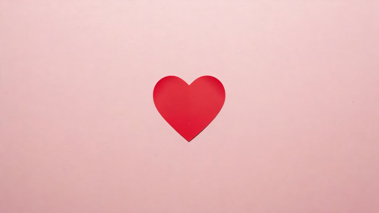 Animação começando com um coração vermelho centralizado pulsando e se movendo em um plano de fundo rosa pálido, mostrando brilhos