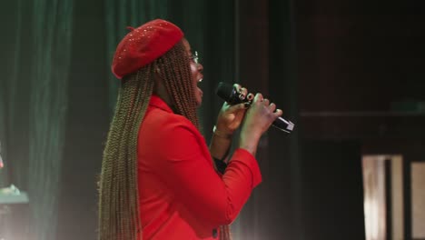 mujer cantando en el escenario