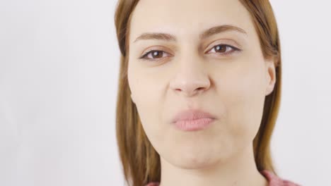 Woman-eating-walnuts-in-close-up.-Nuts.