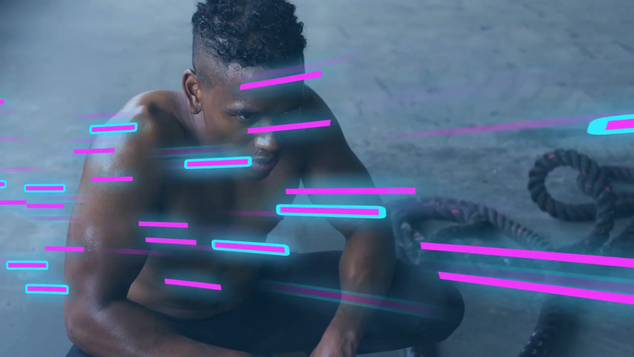 Uomo fitness che termina una serie di battle ropes, seduto e girando la testa, mentre strisce al neon evidenziano il petto a riposo