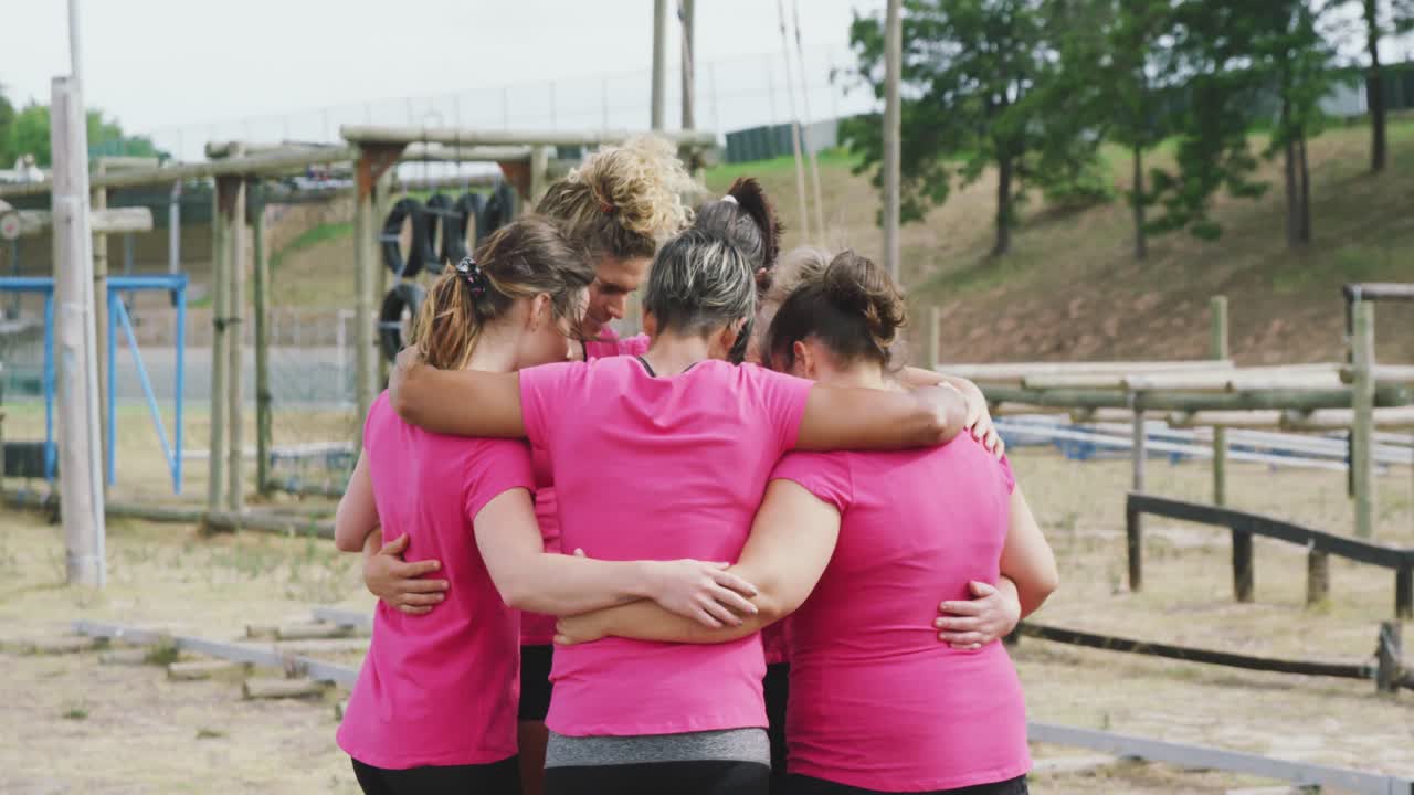 여자 친구 들 이 함께 부트 캠프 에서 운동 을 즐기고 있다