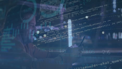 animación del procesamiento de datos contra un hombre caucásico sonriendo mientras usa un teléfono inteligente en la calle