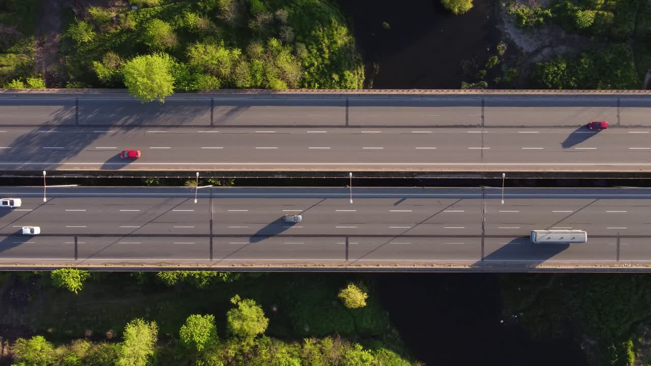 다리를 건너는 개울 위의 차량 통행