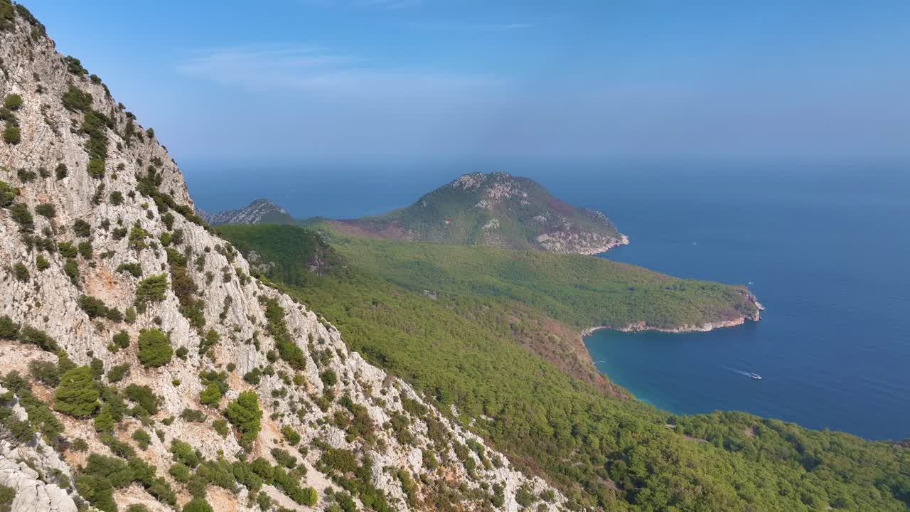 vista de la montaña costera con vegetación exuberante y bahía