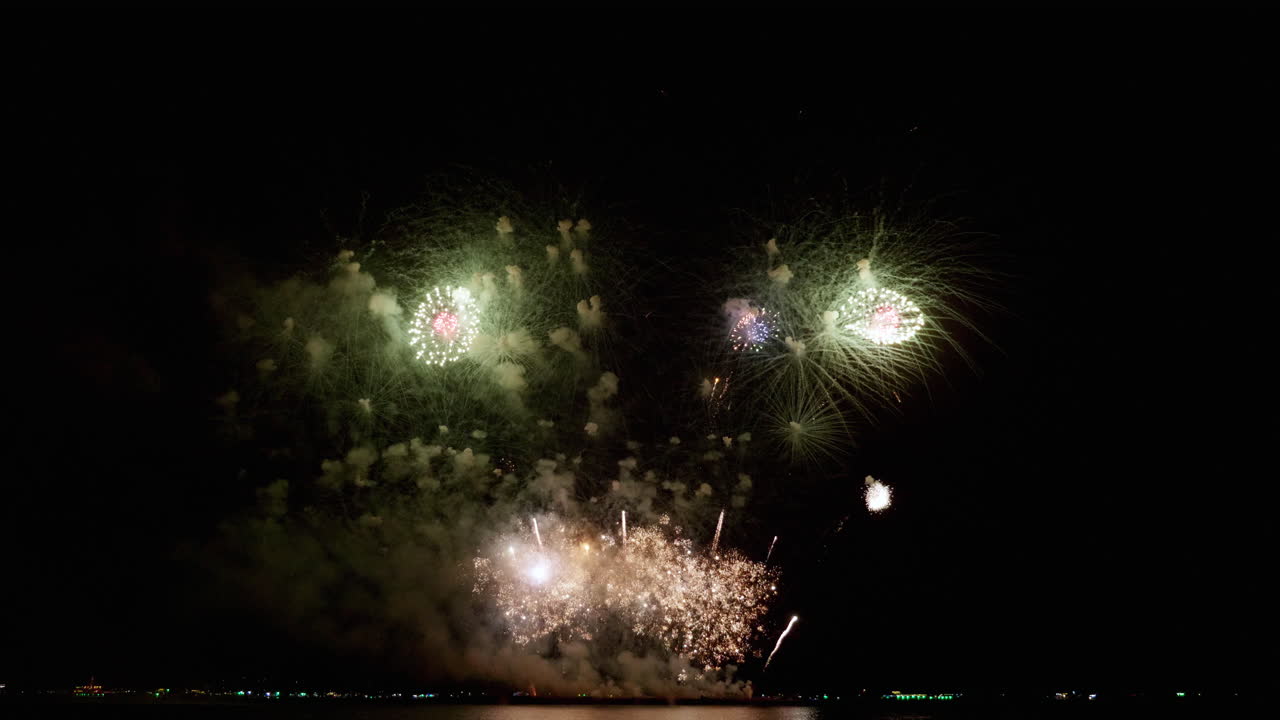 큰 폭발은 다른 색으로 만들어졌고, 작은 로켓은 빨간색과 녹색으로 발사되었습니다. - 파타야 국제 불꽃놀이 축제 2023, 태국