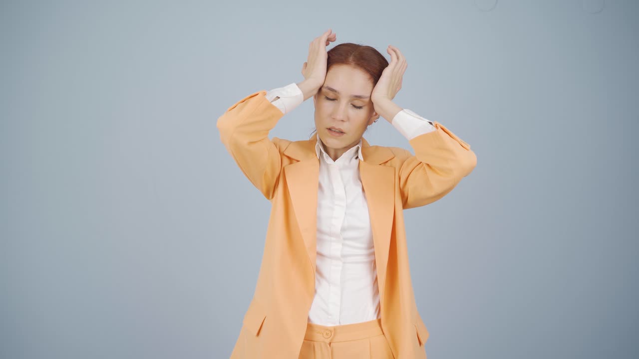 두통을  ⁇ 고 있는 사업가.