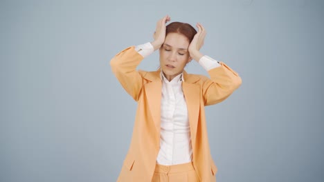 두통을  ⁇ 고 있는 사업가.