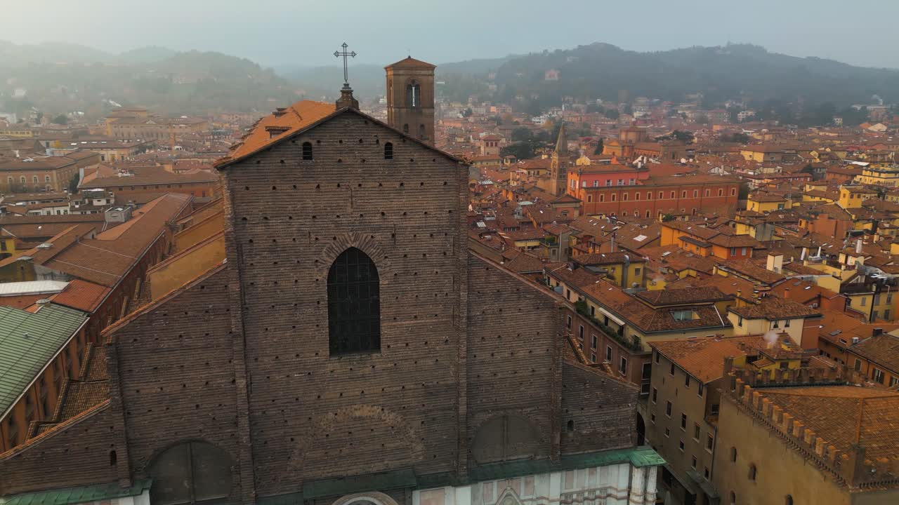 un avión no tripulado vuela sobre la basílica de san petronio en la plaza mayor, bolonia, italia