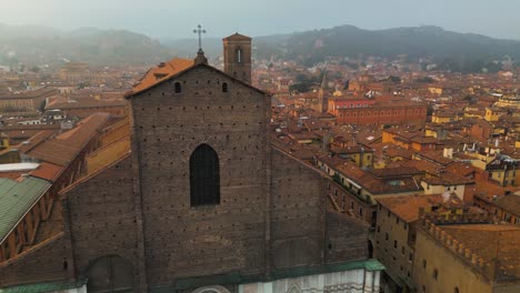 Drone-Vuela-Sobre-La-Basílica-De-San-Petronio-En-Piazza-Maggiore,-Bolonia,-Italia