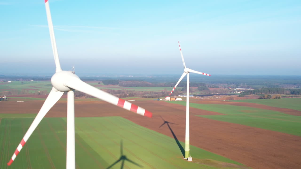 친환경 에너지를 생산하는 풍력 발전소의 풍력 터빈의 아름다운 항공 전망