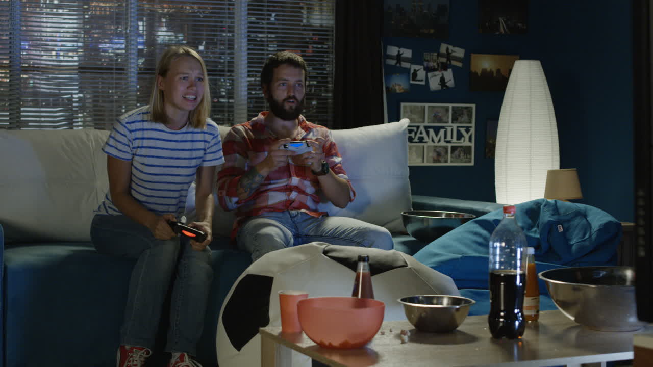 부부 가 집 에서 비디오 게임 을 하고 있다