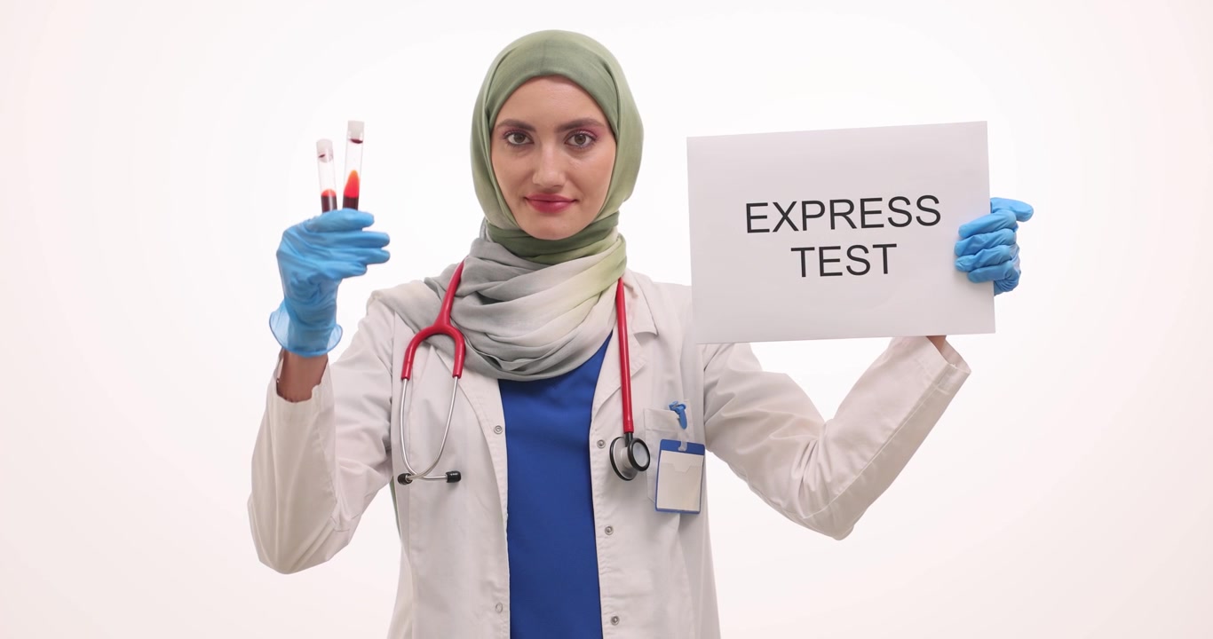 Medico musulmano mostra un banner per test rapidi e campioni di sangue
