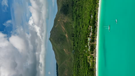 hiperlapso aéreo vertical sobre la famosa playa de kuto, isla de los pinos