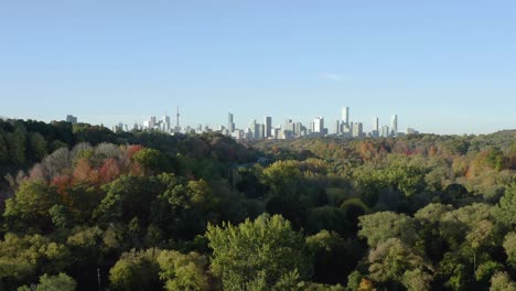 toma aérea de drones cinematográficos lentos del horizonte de toronto a principios de otoño