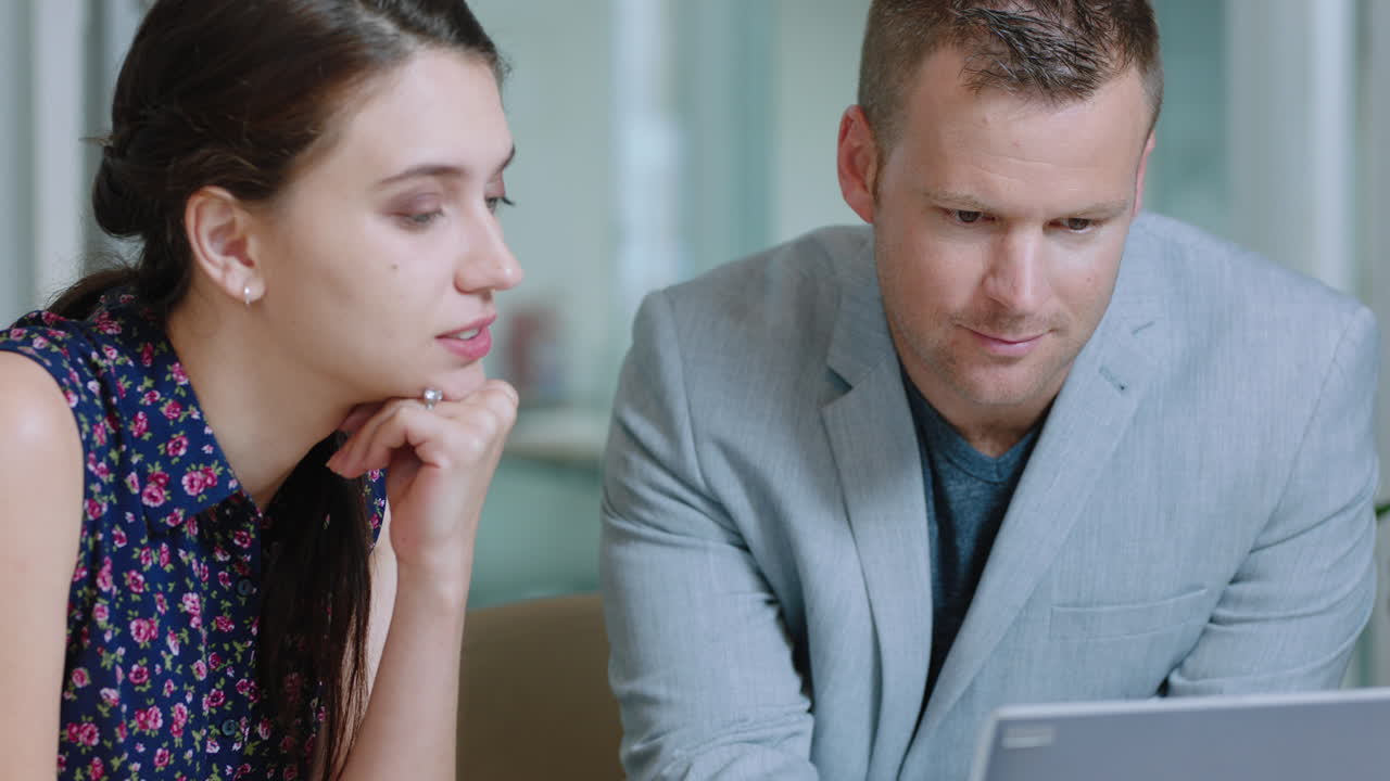 hermosa mujer de negocios usando una computadora portátil trabajando con un hombre de negocios compartiendo ideas colegas trabajando juntos en la oficina 4k