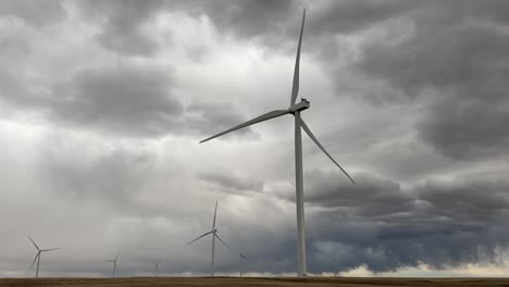 Turbinas-Eólicas-Que-Crean-Energía-Renovable-En-Un-Día-Nublado,-Vista-Anglo-Baja-De-Las-Turbinas-Eólicas-De-Energía