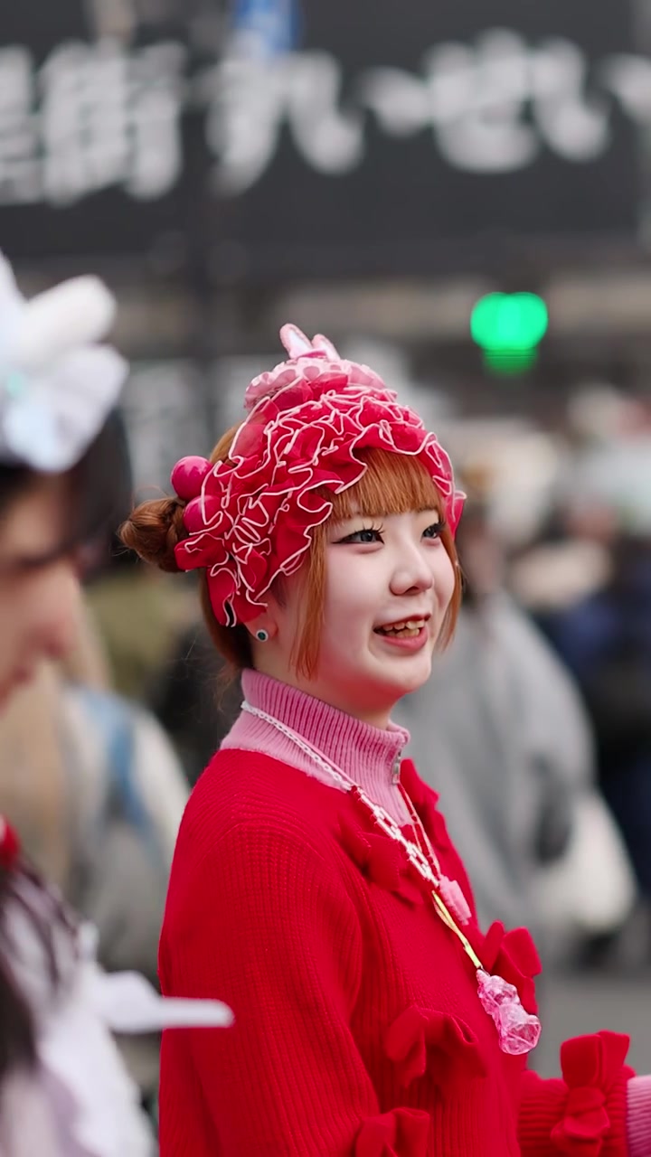 Giovane donna in stile Harajuku che cammina a Tokyo.