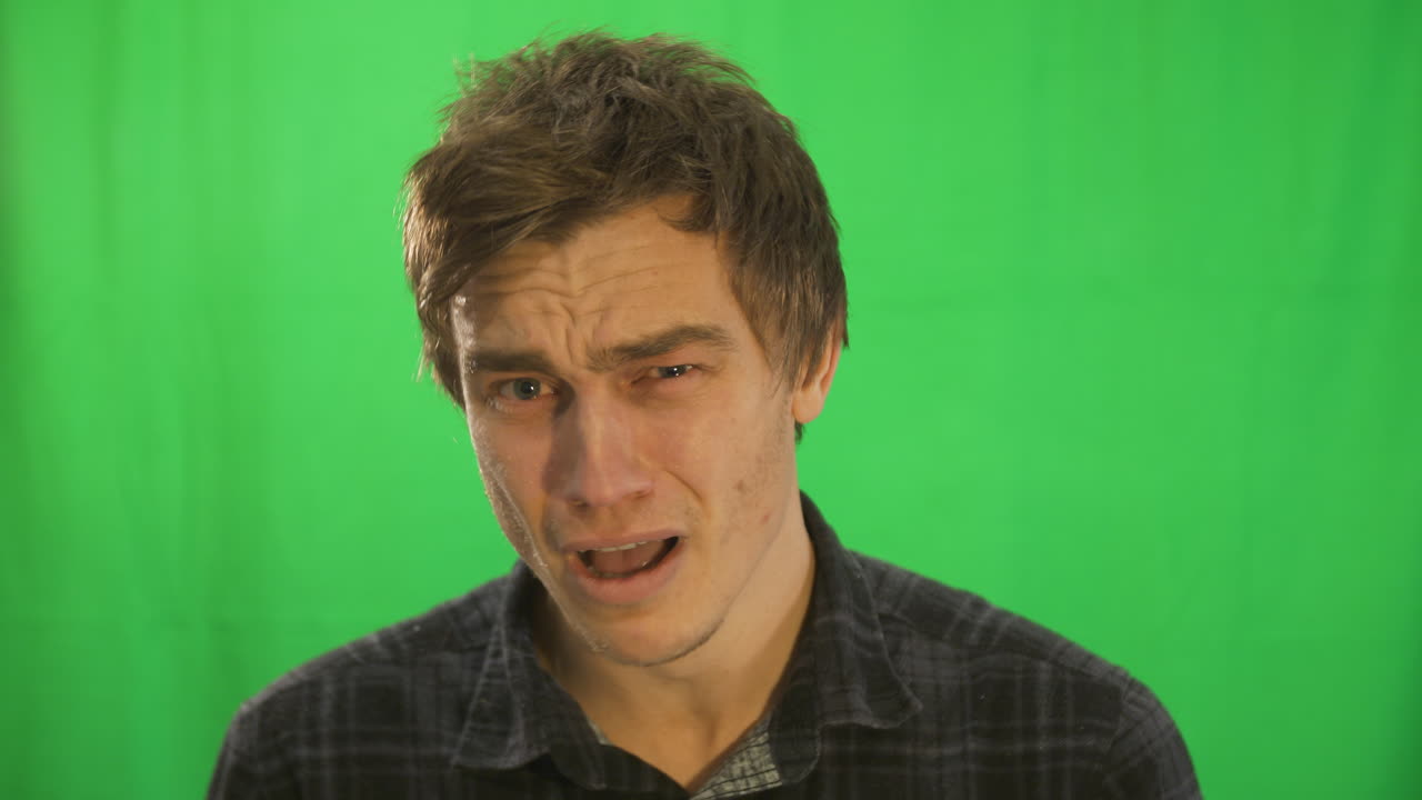 hombre devastado expresándose - plano medio - choma key - hombre adulto joven