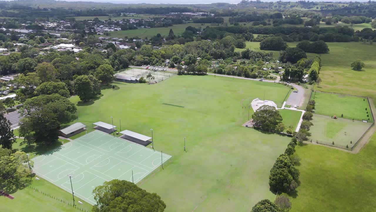 vista aérea de un parque comunitario con instalaciones deportivas