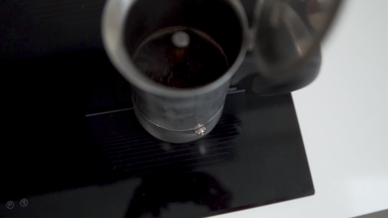 toma de transición de una cafetera de metal hirviendo en una estufa caliente con vapor