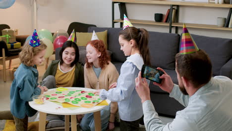 Kinder-Mit-Partyhüten-Spielen-Brettspiel