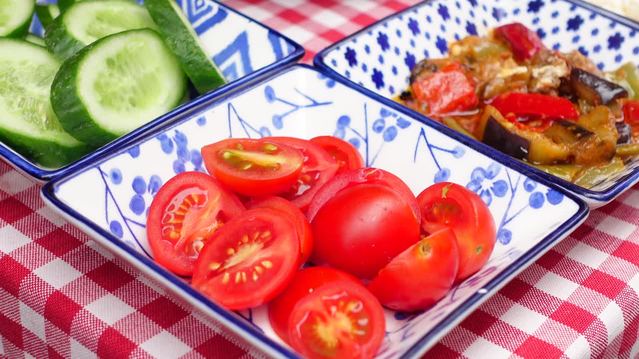 tomates y pepinos recién cortados