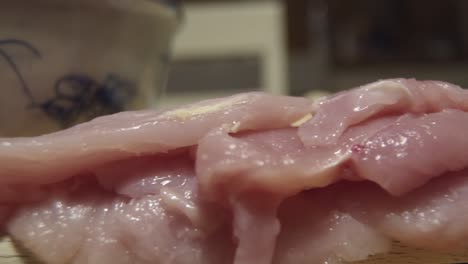 la carne cruda de shitznel se encuentra a bordo preparada para cocinar