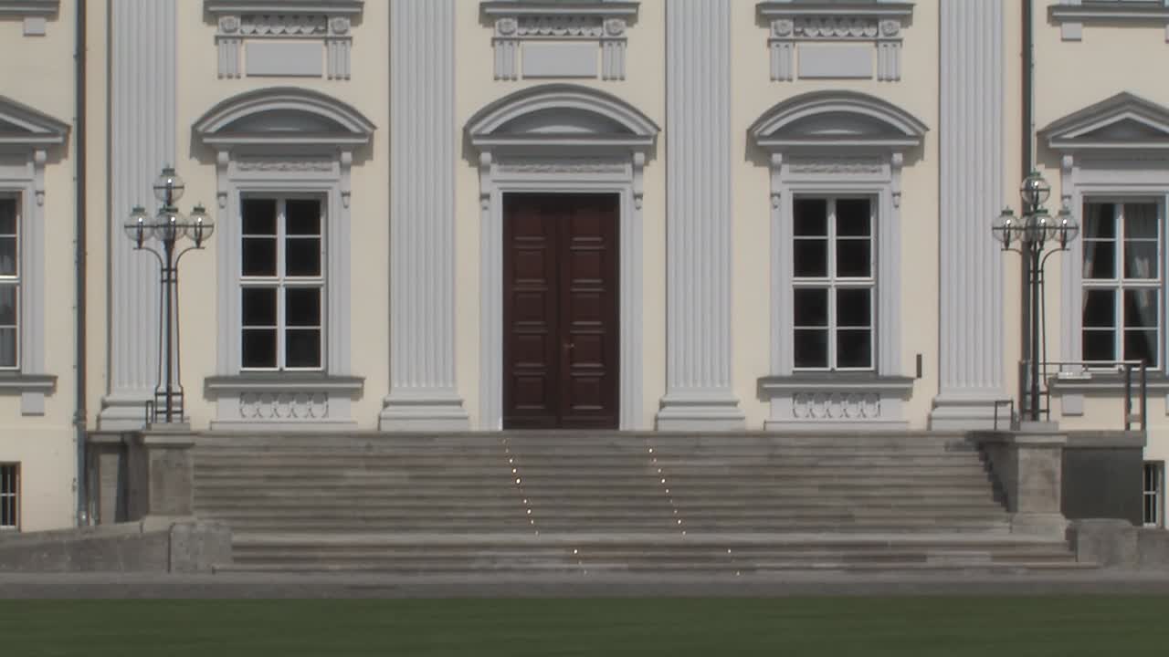 средний снимок входной двери замка бельвю, дворца бельвю в берлине, германия