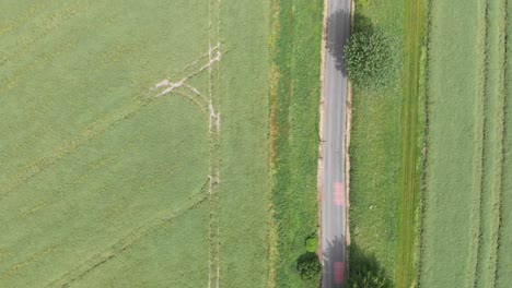 Una-Vista-Aérea-De-Una-Carretera-Rural-En-Wiltshire,-Inglaterra