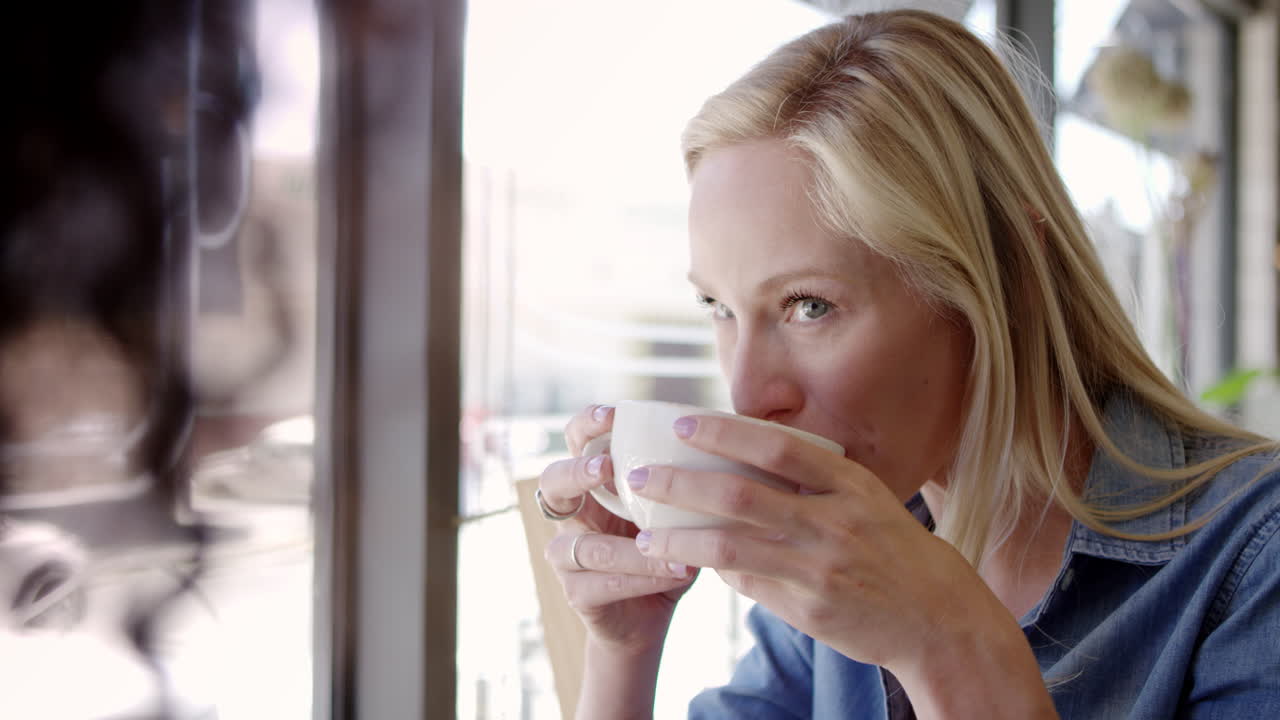 To veninder mødes på en café, filmet i slowmotion