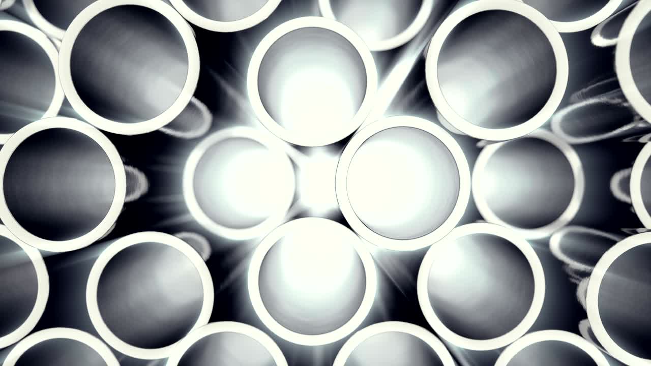 металлические трубы сложены. куча блестящих металлических стальных труб с селективным эффектом фокусировки.