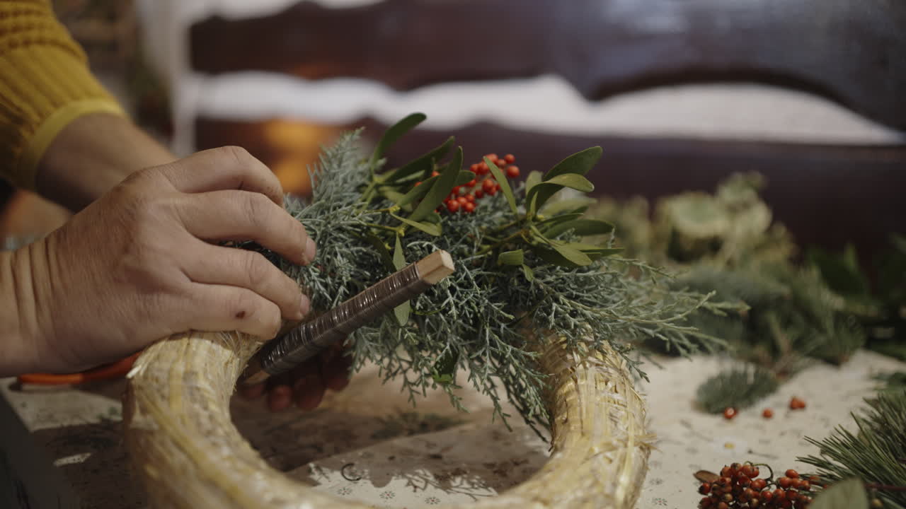haciendo una hermosa corona de navidad