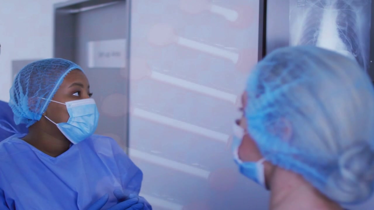 Una clinica che indica un pannello, creando un effetto bokeh rosa e barre di luce diagonali che guidano il team medico.
