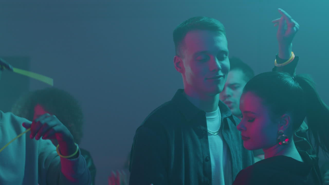 pareja joven bailando