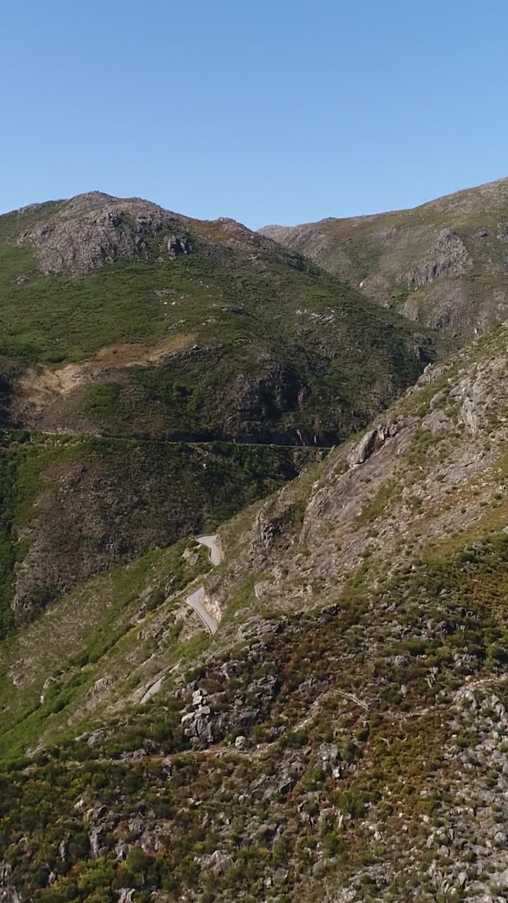 hermosas montañas verdes video vertical