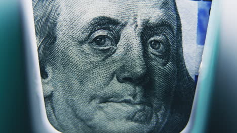 primer plano de un billete de cien dólares